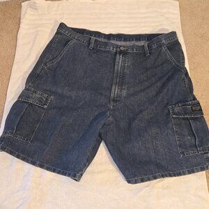 Wrangler Authentic Issue Denim Cargo Shorts – Men’s Relaxed Fit (Size 42.)